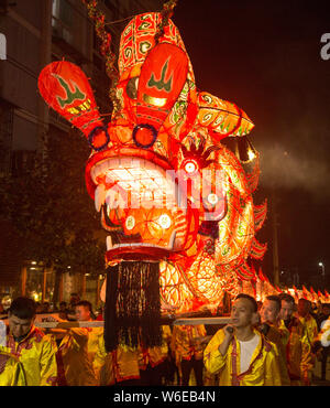 Darsteller durchführen Dragon dance vor dem Laternenfest oder die Feder Laternenfest in Yunhe County, Lishui City, East China Zhejiang provi Stockfoto