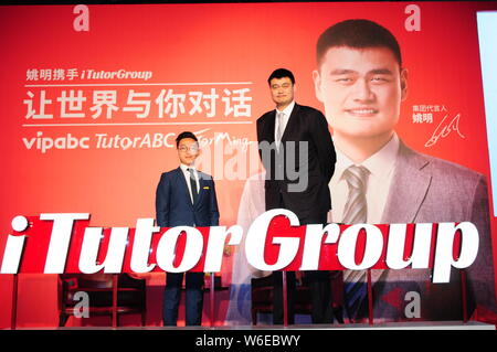 ------ Rentner chinesischen Basketballstar Yao Ming, rechts, stellt auf einer Pressekonferenz für online Nachhilfe Englisch site TutorABC, früher bekannt als Vipa Stockfoto