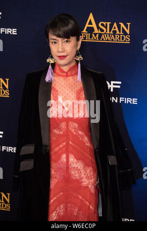 Die japanische Schauspielerin Makiko Watanabe stellt, als sie auf dem roten Teppich für die 12 Asian Film Awards in Macau, China, 17. März 2018 eingegangen ist. Stockfoto