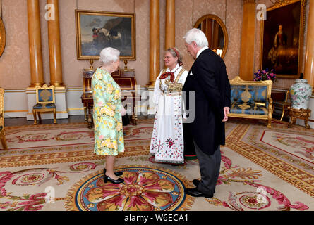 Queen Elizabeth II trifft Botschafter von Norwegen Wegger Strommen während einer Privataudienz am Buckingham Palace in London. Stockfoto