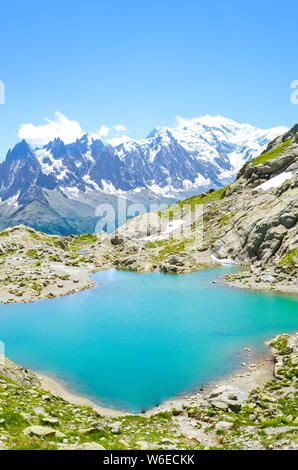 Atemberaubende alpine Landschaft mit türkisfarbenen See Blanc, Lac Blanc an einem klaren Sommertag fotografiert. Mont Blanc und anderen hohen Bergen im Hintergrund. Schöne Frankreich. Natur Landschaft. Stockfoto