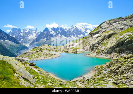 Die schöne Landschaft der Französischen Alpen. Türkis See Blanc, in Französisch Lac Blanc fotografiert an einem sonnigen Sommertag mit Mont Blanc und anderen Bergen im Hintergrund. Atemberaubende Natur, Frankreich. Stockfoto