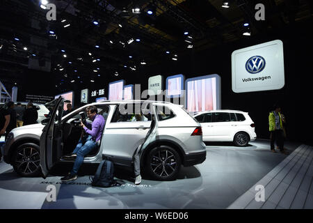 ---- Leute besuchen Sie den Stand von Volkswagen Shanghai während des 17. Internationalen Automobil- Ausstellung, die auch als Auto Shanghai 2017 bekannt, Stockfoto