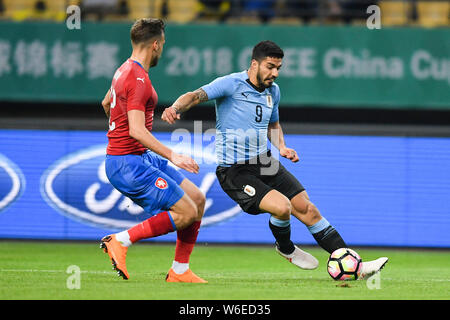 Luis Suarez, rechts, von Uruguay nationale Fußballmannschaft kickt den Ball schießen gegen einen Spieler der Tschechischen Republik National Football Team in thei zu machen Stockfoto