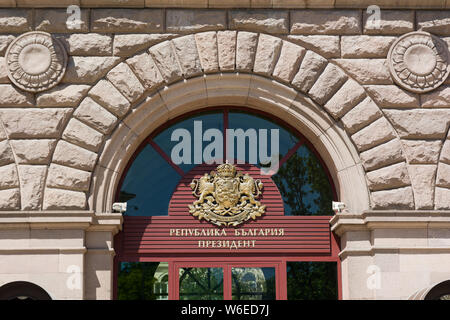 SOFIA, Bulgarien - 1. Mai 2018: Wappen auf das Gebäude der Präsidentschaft der Republik Bulgarien in Sofia. Wappen im Presidential Palace. Stockfoto