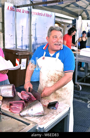 Alter Markt, Ortigia Siracusa Sizilien Fischhändler Zerkleinern von Thunfisch. Stockfoto