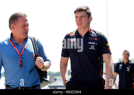 Mogyorod, Ungarn. 01 Aug, 2019. Max Verstappen von Aston Martin Red Bull Racing im Fahrerlager während des F1 Grand Prix von Ungarn Credit: Marco Canoniero/Alamy leben Nachrichten Stockfoto