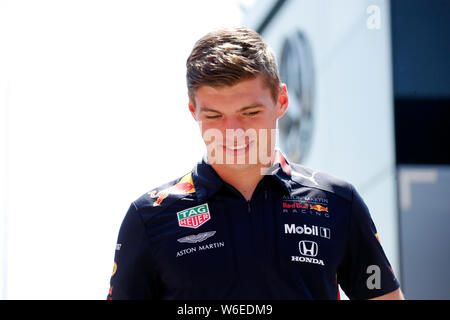 Mogyorod, Ungarn. 01 Aug, 2019. Max Verstappen von Aston Martin Red Bull Racing im Fahrerlager während des F1 Grand Prix von Ungarn Credit: Marco Canoniero/Alamy leben Nachrichten Stockfoto