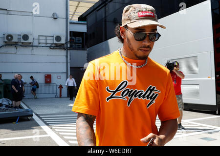 Mogyorod, Ungarn. 01 Aug, 2019. Lewis Hamilton von MERCEDES AMG PETRONAS Motorsport im Fahrerlager während des F1 Grand Prix von Ungarn Credit: Marco Canoniero/Alamy leben Nachrichten Stockfoto