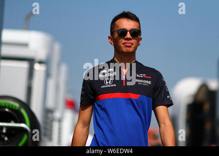 Mogyorod, Ungarn. 01 Aug, 2019. Alexander Albon von Red Bull Toro Rosso Honda im Fahrerlager während des F1 Grand Prix von Ungarn Credit: Marco Canoniero/Alamy leben Nachrichten Stockfoto