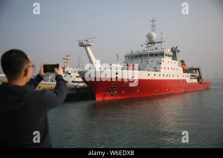 China's Forschungsschiff der Kexue, oder "Wissenschaft", wird dargestellt, vor dem Auslaufen aus einem Hafen für eine Expedition zu den Magellan Seamounts im Westen Paci Stockfoto