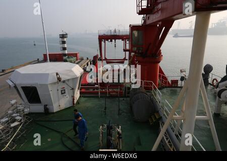 China's Forschungsschiff der Kexue, oder "Wissenschaft", wird dargestellt, vor dem Auslaufen aus einem Hafen für eine Expedition zu den Magellan Seamounts im Westen Paci Stockfoto