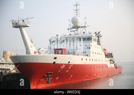China's Forschungsschiff der Kexue, oder "Wissenschaft", wird dargestellt, vor dem Auslaufen aus einem Hafen für eine Expedition zu den Magellan Seamounts im Westen Paci Stockfoto