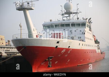 China's Forschungsschiff der Kexue, oder "Wissenschaft", wird dargestellt, vor dem Auslaufen aus einem Hafen für eine Expedition zu den Magellan Seamounts im Westen Paci Stockfoto