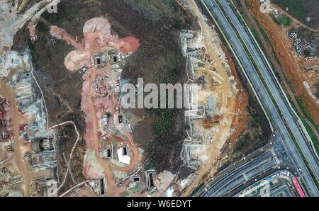 Chinesische Bauarbeiter graben Tunnel, die sich in einem Hügel für Tencent ein Rechenzentrum in Guiyang Stadt zu bauen, im Südwesten Chinas Provinz Guizhou, 7. März 201 Stockfoto