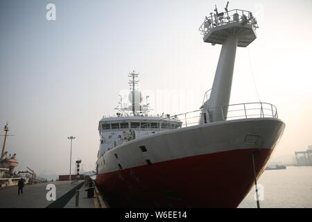 China's Forschungsschiff der Kexue, oder "Wissenschaft", wird dargestellt, vor dem Auslaufen aus einem Hafen für eine Expedition zu den Magellan Seamounts im Westen Paci Stockfoto