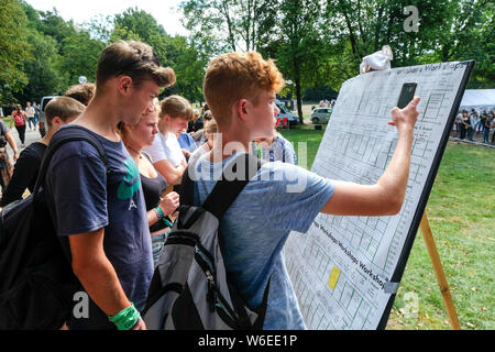 Dortmund, August 01, 2019. Die Teilnehmer des ersten nationalen Deutschen "Freitags für Zukunft" Sommer Kongress treffen sich in Dortmund Wischlingen Park. Junge Klima Aktivisten aus ganz Deutschland haben vier Tage lang gemeinsam für eine "Freitags für Zukunft" Sommer Kongress in Dortmund. Es gibt 140 Workshops, Podien und Aktionen rund um den Klimaschutz, Aktivismus und Politik geplant. Die Veranstalter rechnen mit mehr als 1.400 Teilnehmern. Stockfoto