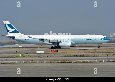 ---- Ein Frachtflugzeug von Cathay Pacific Airways nimmt am internationalen Flughafen Shanghai Pudong in Shanghai, China, 3. März 2017. Bequem Stockfoto