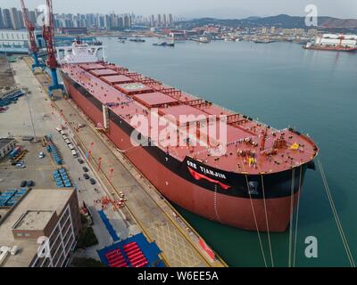 Eine Luftaufnahme des 400.000-Tonnen Erzfrachtschiff, Erz Tianjin, zu den brasilianischen Eisenerz Riese Vale geliefert werden, Liegeplatz in einem Hafen Qingdao Stadt, Ost Stockfoto