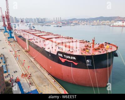 Eine Luftaufnahme des 400.000-Tonnen Erzfrachtschiff, Erz Tianjin, zu den brasilianischen Eisenerz Riese Vale geliefert werden, Liegeplatz in einem Hafen Qingdao Stadt, Ost Stockfoto