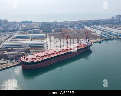 Eine Luftaufnahme des 400.000-Tonnen Erzfrachtschiff, Erz Tianjin, zu den brasilianischen Eisenerz Riese Vale geliefert werden, Liegeplatz in einem Hafen Qingdao Stadt, Ost Stockfoto