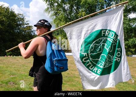 Dortmund, August 01, 2019. Ein Teilnehmer der "Freitags für Zukunft" Sommer Kongress trägt ein "Freitags für Zukunft' Banner am Donnerstag (01.08.19) Im Wischlingen Park in Dortmund. Junge Klima Aktivisten aus ganz Deutschland haben vier Tage lang gemeinsam für eine "Freitags für Zukunft" Sommer Kongress in Dortmund. Es gibt 140 Workshops, Podien und Aktionen rund um den Klimaschutz, Aktivismus und Politik geplant. Die Veranstalter rechnen mit mehr als 1.400 Teilnehmern. Stockfoto