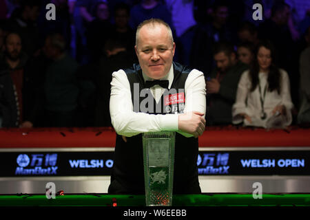 John Higgins von Schottland wirft mit seiner Trophäe nach defeaing Barry Hawkins von England in ihrem letzten Spiel während der 2018 ManBetX Welsh Open snooker Stockfoto