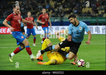 Jiri Pavlenka der Tschechischen Republik National Football Team Herausforderungen Luis Suarez, rechts, von Uruguay National Football Team in ihrem Halbfinale duri Stockfoto