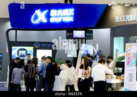 ---- Leute besuchen Sie den Stand von IFlytek während der Global Mobile Internet Conference 2017 in Peking, China, 29. April 2017. Führende künstliche int Stockfoto
