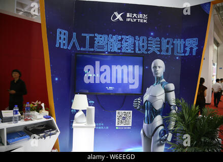 ---- Leute besuchen Sie den Stand von IFlytek während der Expo in Peking, China, 11. September 2017. Der chinesische Spracherkennung Firma iFlytek Technologie Stockfoto