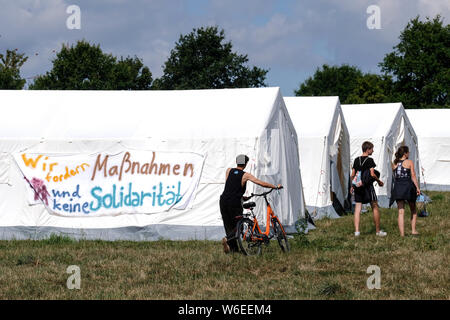 Dortmund/Deutschland August 01, 2019. Zeltstadt für die Übernachtung der Teilnehmer des ersten nationalen Deutschen "Freitags für Zukunft" Sommer Kongress treffen sich in Dortmund Wischlingen Park. Junge Klima Aktivisten aus ganz Deutschland haben vier Tage lang gemeinsam für eine "Freitags für Zukunft" Sommer Kongress in Dortmund. Es gibt 140 Workshops, Podien und Aktionen rund um den Klimaschutz, Aktivismus und Politik geplant. Die Veranstalter rechnen mit mehr als 1.400 Teilnehmern. Stockfoto