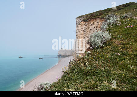 Misty Morning Nebel an der berühmten natürlichen Felsen in Etretat. Etretat ist eine französische Gemeinde im Département Seine-Maritime und in der Region Haute-Normandie in Frankreich. Etre Stockfoto