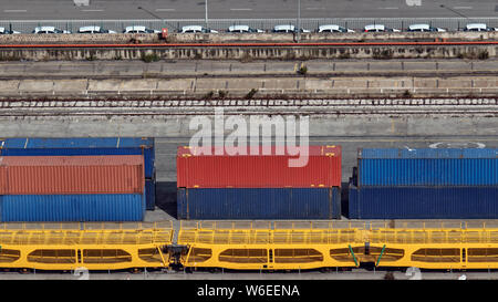 Blau und Rot metall Cargo Container mit gelben Bahn cargo Plattformen im Hafen Der Zoll in Europa. Stockfoto