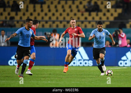 Luis Suarez, rechts, von Uruguay nationale Fußballmannschaft kickt den Ball einen Pass gegen Antonin Barak der Tschechischen Republik National Football Team in zu machen Stockfoto