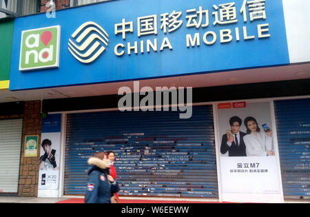 ---- Fußgänger vorbei an einem Zweig von China Mobile in Shanghai, China, 15. Februar 2018. China wird im Inland Daten Roaming Gebühren abschaffen Co zu schneiden Stockfoto