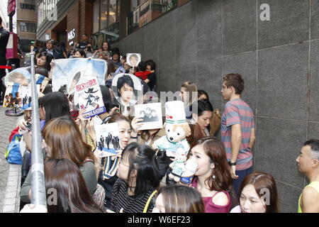 Chinesische Fans halten Poster japanische Schauspieler, Sänger, Fernsehen, Radio Persönlichkeit Shingo Katori, Center, das jüngste Mitglied der SMAP, an Stockfoto