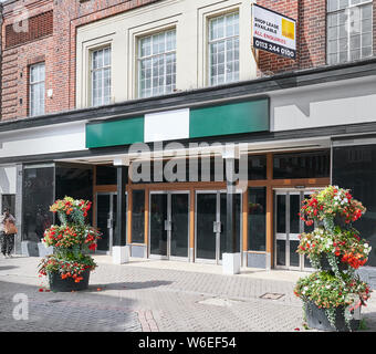 Leer, leerstehende, ungenutzte ehemalige Marks & Spencers Ladenlokal in der Innenstadt von Kettering, England. Stockfoto