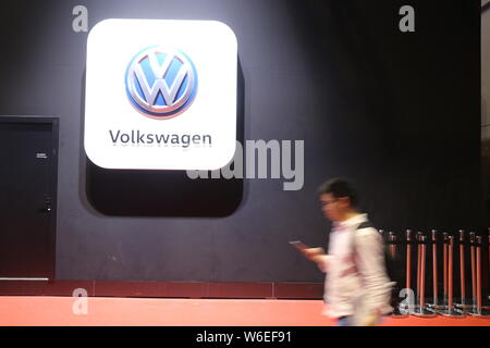 ---- Ein Besucher an den Stand der Volkswagen im 17. Shanghai Internationalen Automobil- Ausstellung, auch bekannt als "Auto Shangha Stockfoto