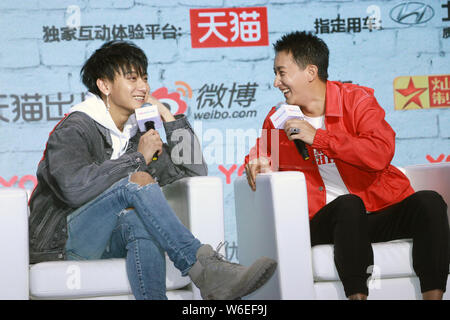 (Von links) Chinesische Sänger und Schauspieler Huang Zitao, besser bekannt als Z Tao, und Chinesische Sänger und Schauspieler Han Geng eine Pressekonferenz für die Reali teilnehmen Stockfoto