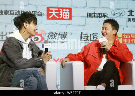 (Von links) Chinesische Sänger und Schauspieler Huang Zitao, besser bekannt als Z Tao, und Chinesische Sänger und Schauspieler Han Geng eine Pressekonferenz für die Reali teilnehmen Stockfoto