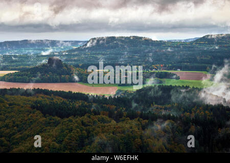 Neblige Landschaft. Misty nebligen Morgen mit Sonnenaufgang in einem Tal der Böhmischen Schweiz Park. Detail der Wald, Landschaft, der Tschechischen Republik, schöne n Stockfoto