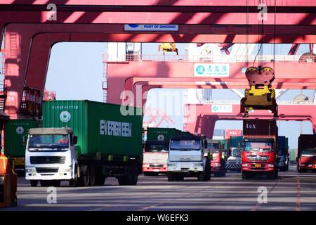 ---- Nutzfahrzeuge Transportbehälter im Ausland auf einem Kai im Hafen von Qingdao in Qingdao Stadt versandt, der ostchinesischen Provinz Shandong, 13. Januar Stockfoto