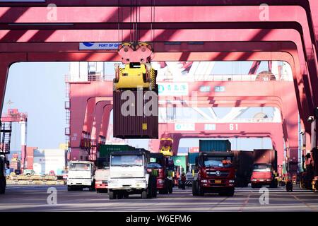 ---- Nutzfahrzeuge Transportbehälter im Ausland auf einem Kai im Hafen von Qingdao in Qingdao Stadt versandt, der ostchinesischen Provinz Shandong, 13. Januar Stockfoto