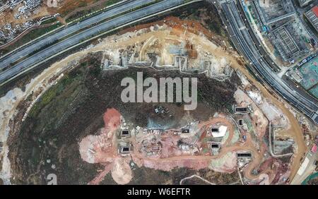 Chinesische Bauarbeiter graben Tunnel, die sich in einem Hügel für Tencent ein Rechenzentrum in Guiyang Stadt zu bauen, im Südwesten Chinas Provinz Guizhou, 7. März 201 Stockfoto