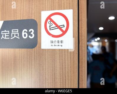 ---- Blick auf ein Rauchverbot Schild auf einem Schnellzug in Zhengzhou City, Central China Provinz Henan, 18. August 2016. Reisende, die auf Bullet Rauch Stockfoto