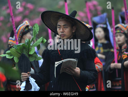 Volk der Yi Yi ethnische Gruppe in traditionellen Kostümen beten um Segen und Glück duirng ein Opfer, Ritus zu rhododendren in Qianxi co Stockfoto