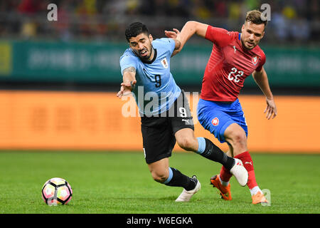 Filip Novak, Rechts, von der Tschechischen Republik National Football Team Herausforderungen Luis Suarez von Uruguay National Football Team in ihrem Halbfinale während Stockfoto