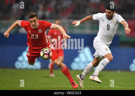 Luis Suarez, rechts, von Uruguay nationale Fußballmannschaft kickt den Ball einen Pass gegen Tom Lockyer von Wales National Football Team in ihrer endgültigen zu machen Stockfoto