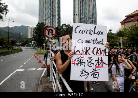 Ein Mann hält ein Plakat als Tausende Demonstranten März bei Anti-Auslieferung bill Demonstrationen in Sha Tin, Hongkong, am 14. Juli 2019. Pro-demokratischen Demonstranten weiter mit Demonstrationen, wie sie für den vollständigen Abzug der eine umstrittene Auslieferung Bill und der Verwaltungschefin von Hong Kong Executive Carrie Lam. Stockfoto
