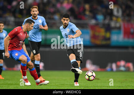 Luis Suarez, rechts, von Uruguay nationale Fußballmannschaft kickt den Ball schießen gegen Michael Krmencik der Tschechischen Republik National Football Team zu machen Stockfoto